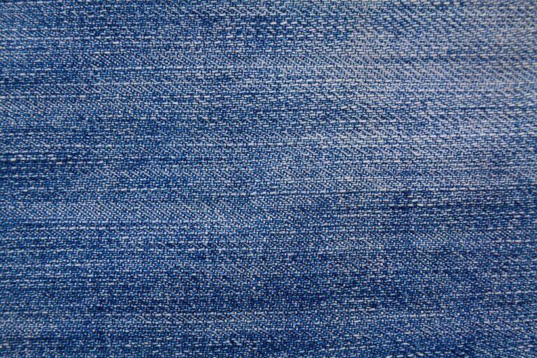 Plongeons dans les divers aspects de la production textile et examinons les impacts qu'elle a sur notre environnement, de la culture des matières premières à la gestion des déchets.