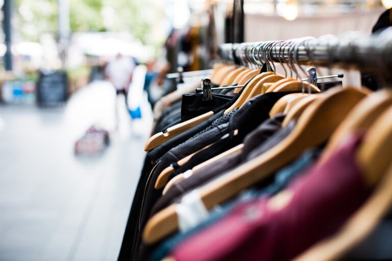 Explorons les différentes façons de recycler ses vêtements et les avantages environnementaux qui en découlent