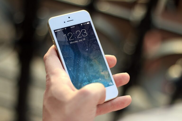 Découvrez cinq astuces pratiques pour réduire l'utilisation de votre smartphone, favorisant une vie équilibrée.
