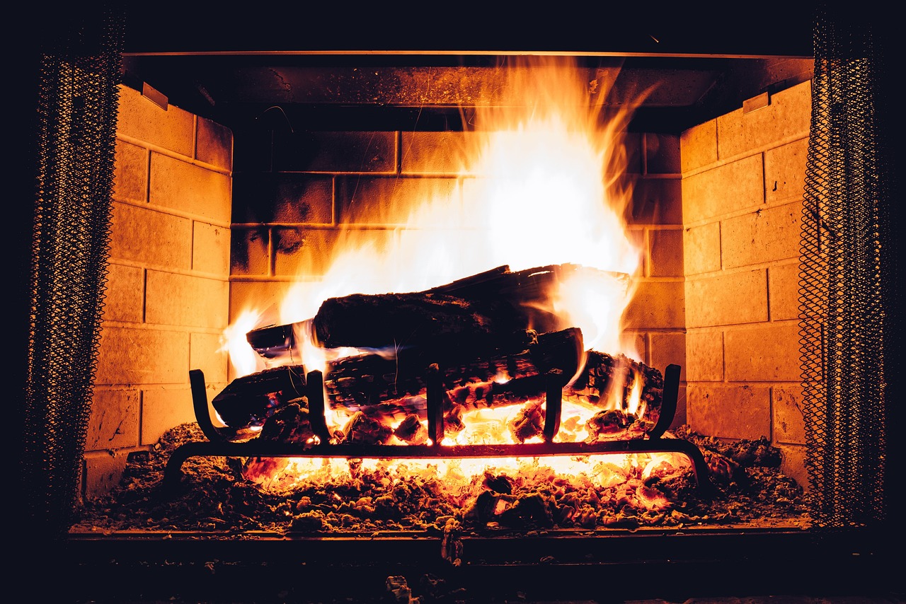 Avantages et inconvénients du chauffage au bois qui offre une solution de chauffage traditionnelle, chaleureuse et économique.