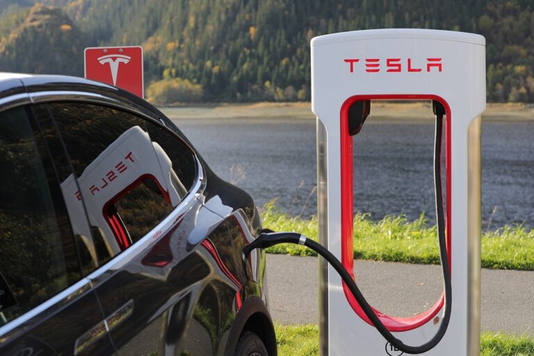 Les voitures électriques offrent une série d'avantages environnementaux, économiques et technologiques par rapport aux véhicules thermiques traditionnels.