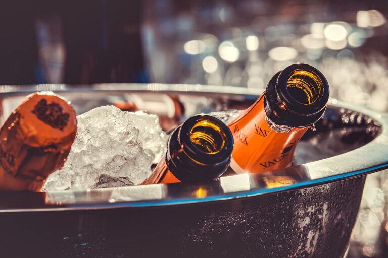 Explorerons les risques et les dangers de l'alcool pour la santé physique et mentale, les conséquences sociales, et les façons d'avoir une consommation responsable.