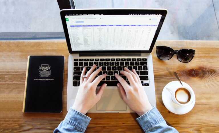 Explorerons les avantages de suivre son budget, les étapes pour le créer, et comment cette pratique peut vous aider à réaliser des économies substantielles.